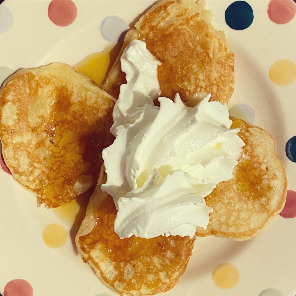 Crempogs with golden syrup and cream